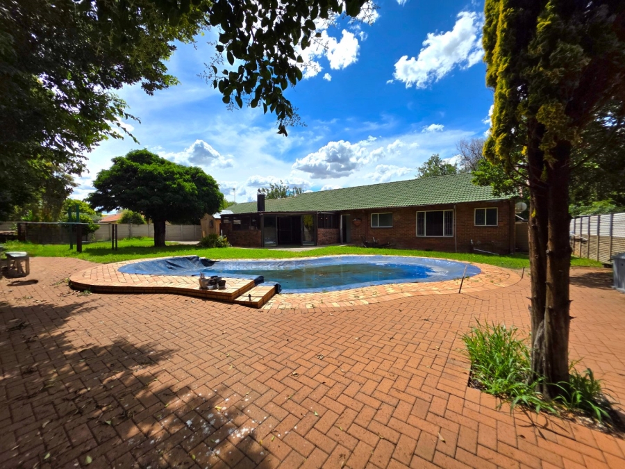5 Bedroom Property for Sale in Pellissier Free State
